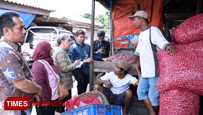 Tim TPID Kota Kediri melakukan sidak pasar grosir. (FOTO: Canda/TIMES Indonesia)