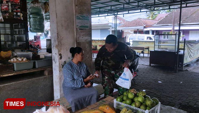 Babinsa Gampingan sosialisasi basmi Nyamuk di Pasar Gampingan. (FOTO: AJP/TIMES Indonesia)
