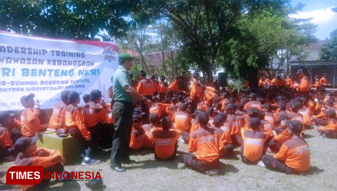 Babinsa berikan Wasbang kepada siswa SMP Arohmah Putra 1 (FOTO: AJP/TIMES Indonesia)