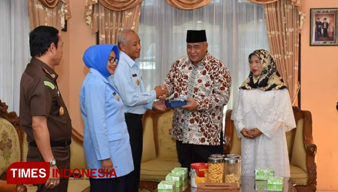 Bupati Sleman Sri Purnomo ketika melakukan kunjungan ke rumah mantan Bupati Sleman dan Wakil Bupati Sleman. (FOTO: Fajar Rianto/TIMES Indonesia)