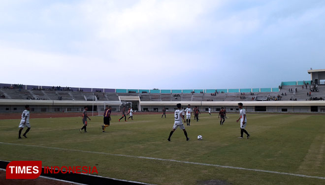 Pertandingan antara tim sepak bola Porprov Kabupaten Tuban melawan Kabupaten Gresik, di Stadion Bumi Wali Tuban, komplek Tuban Sport Center (TSC), Kamis, (25/04/2019) (Foto: Achmad Choirudin/TIMESIndonesia)