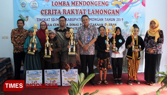 Kepala Dinas Perpustakaan Lamongan, Kandam (tengah), bersama pemenang lomba mendongeng, (FOTO: Istimewa/TIMES Indonesia)