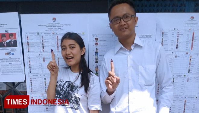 Milenial asal kecamatan sempu, menunjukan jarinya setelah mendapatkan tinta seusai mencoblos. (FOTO: Agung Sedana/ TIMES Indonesia)
