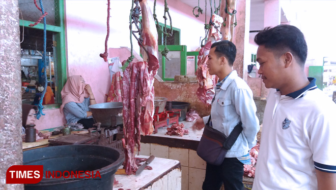 Pedagang ayam potong saat melayani pembeli di pasar Kolpajung Kecamatan Pamekasan. (FOTO: Akhmad syafii/TIMES Indonesia)