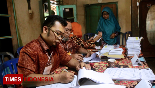 Proses pelaksanaan PSU  di TPS 006 Desa Bancangan, Kecamatan Sambit, Ponorogo. (FOTO: Evita/Times Indonesia)