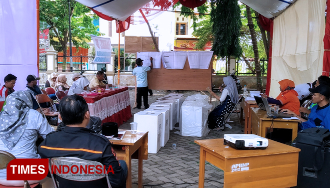 Rekapitulasi suara tingkat kecamatan. (FOTO: Happy L. Tuansyah/TIMES Indonesia)