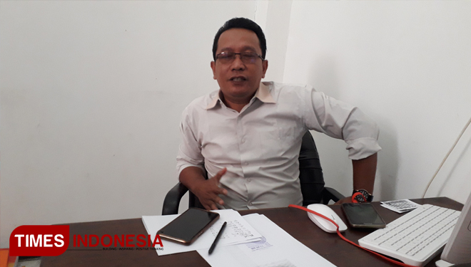 Komisioner KPU Tuban, Divisi Teknis, Salamun, saat memberikan ketetangan diruangannya, Kamis, (25/04/2019) (Foto: Achmad Choirudin/TIMESIndonesia)