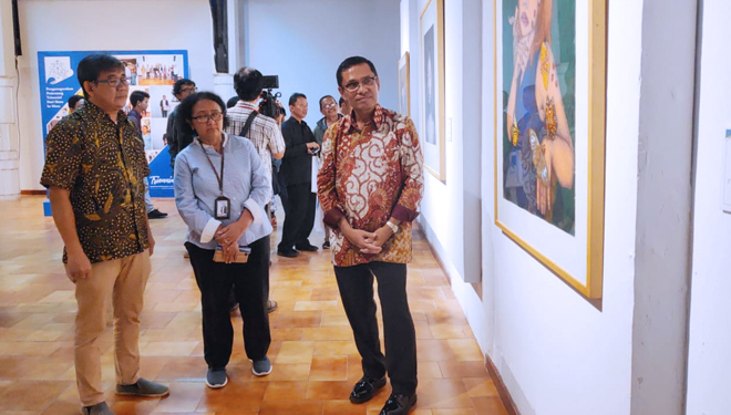 Managing Director Sinar Mas, Saleh Husin dalam pameran Kompetisi Internasional Triennial Seni Grafis Indonesia VI di Bentara Budaya (FOTO: Istimewa)