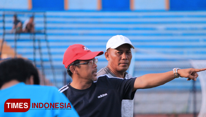 Pelatih Persela Lamongan, Aji Santoso, memberikan arahan kepada pemainnya, dalam sesi latihan di Stadion Surajaya Lamongan, Kamis (25/4/2019). (FOTO: MFA Rohmatillah/TIMES Indonesia)