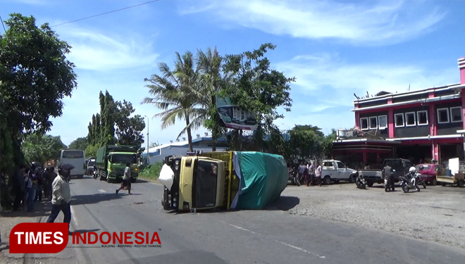 Bangkai truk pemuat gabah yang masih melintang di tengah jalan. (FOTO: Happy L. Tuansyah/TIMES Indonesia)