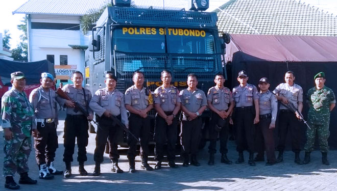 Pengamanan di Gudang Logistik KPU Situbondo. (FOTO: Humas Polres Situbondo/Times Indonesia)