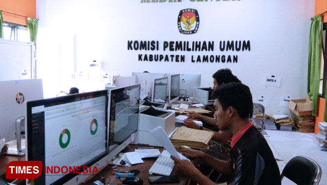 Proses entry data dari formulir C-1 ke Situng, di kantor KPU Lamongan, Kamis (25/4/2019). (FOTO: MFA Rohmatillah/TIMES Indonesia)