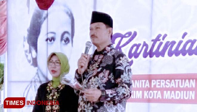 Wali Kota Madiun terpilih, Maidi saat diminta merayu istrinya dalam kegiatan Kartini di Taman. (FOTO: Pamula Yohar C/TIMES Indonesia)
