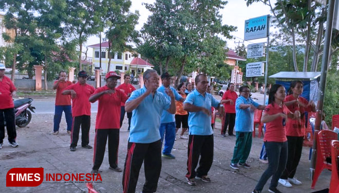 Peserta BPJS Kesehatan Waingapu NTT saat melakukan senam Prolanis(FOTO:Habibudin/TIMES Indonesia)