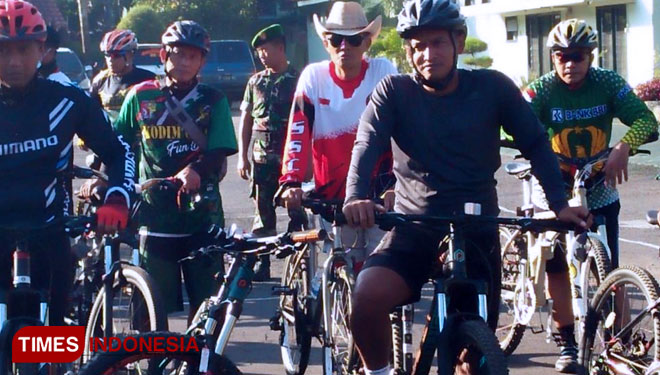 Dandim 0824 Jember saat bersepeda bersama anggota (FOTO: ajp.TIMES Indonesia)