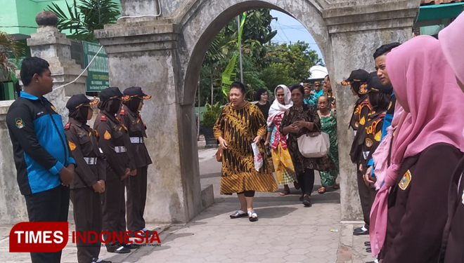 Gusti Mung bersama rombongan keluarga keraton Surakarta Hadiningrat saat memasuki area makam Bathoro Katong di Setono Ponorogo. (FOTO: Evita/TIMES Indonesia)
