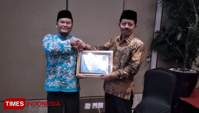 Rijal Mumazziq Z., Rektor INAIFAS Kencong, Jember saat menerima penghargaan sebagai kampus terbaik di bidang Pengelolaan SDM dalam  KOPERTAIS Award yang digelar di Hotel Premier Place, Sidoarjo, Jumat (26/4/2019). (FOTO: INAIFAS for TIMES Indonesia)