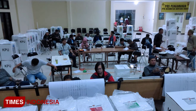 Suasana Pleno Rekapitulasi Surat Suara PPK Kecamatan Bontang Barat (Foto: Kusnadi/ Times Indonesia)
