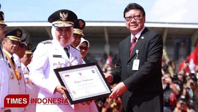 Gubernur Jawa Timur, Dra. Hj Khofifah Indar Parawansa saat Terima Penghargaan dari Mentri Dalam Negeri, Cahyo Kumolo (FOTO:TIM MEDIA For TIMES Indonesia)