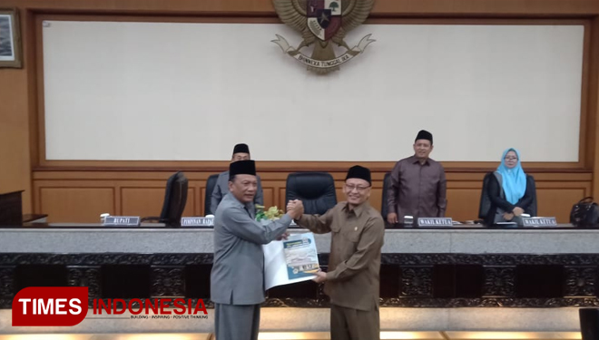 Ketua DPRD Gresik Ahmad Nurhamim bersama Bupati Gresik Sambari Halim Radianto saat menerima draft rekomendasi (Foto: Akmal/TIMES Indonesia).