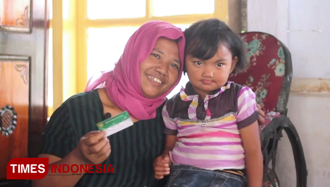 Nabila Eka Anggraini bersama neneknya, Senenti warga Desa Burno, Kecamatan Senduro, Kabupaten Lumajang. Nabila merupakan penyintas Sindrom Bayi Biru atau kelainan jantung. (FOTO: AJP TIMES Indonesia)