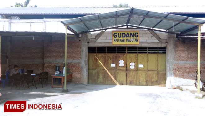Pintu gudang KPU Magetan tampak tertutup rapat dan di jaga aparat kepolisian. (Foto: Aditya Candra/TIMES Indonesia)