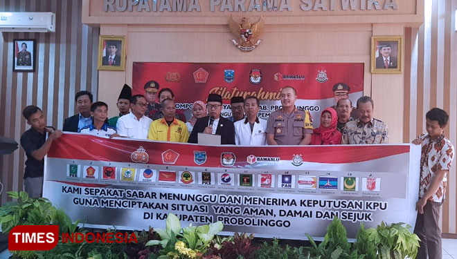 Polres Probolinggo Deklarasi Damai Pasca Pemungutan Suara Pemilu 2019, bersama komponen masyarakat Probolinggo.(FOTO: Dicko W/TIMES Indonesia)