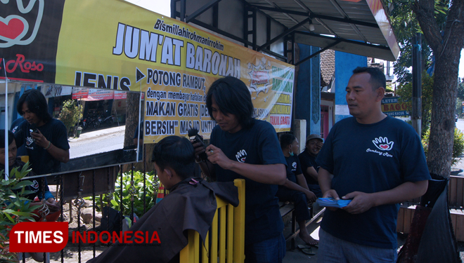 Cukur gratis yang diselenggarakan Komunitas Sambong Roso bersama Bhabinkamtibmas (FOTO: Binar Gumilang / TIMES Indonesia)
