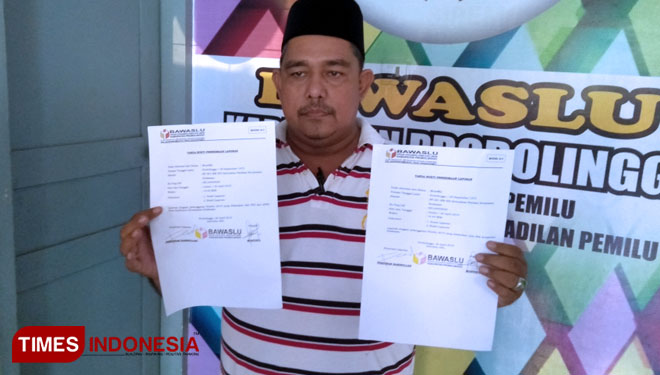 Wakil Ketua DPC PKB Kabupaten Probolinggo, Mustofa, menunjukan berkas laporannya ke Bawaslu setempat.(FOTO: Dicko W/TIMES Indonesia)