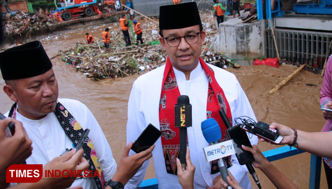 Gubernur DKI Jakarta Anies Rasyid Baswedan Saat Tinjau Pintu Air Manggarai (FOTO: Rizki Amana/TIMES Indonesia)