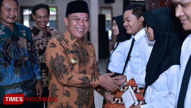 Bupati Lamongan, Fadeli menyerahkan SK pengangkatan CPNS, di Pendopo Lokatantra, Lamongan, Jumat (26/4/2019). (FOTO: MFA Rohmatillah/TIMES Indonesia)