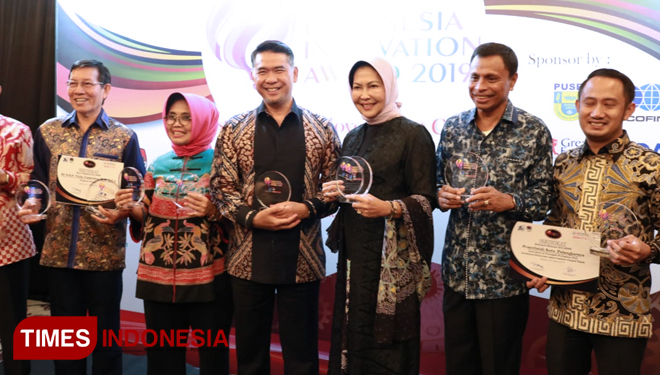 Wali Kota Batu, Dra Hj Dewanti Rumpoko M.Si saat menerima penghargaan dari Kemenristekdikti. (ist/TIMES Indonesia) 