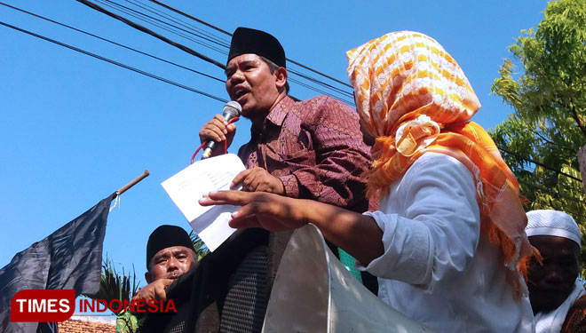 Ratusan warga Pamekasan, yang mengatasnamakan masyarakat peduli demokrasi (MPD) unjuk rasa di depan Komisi Pemilihan Umum (KPU) Pamekasan.(FOTO: akhmad syafii/TIMES Indonesia)
