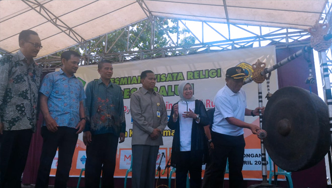 Bupati Lamongan Fadeli didampingi istri, dan Brigjen Pol (purn) Edy Prawoto, Rektor Ubhara, menabuh gong tanda peresmian Desa Balun sebagai Desa Wisata Religi, di Lamongan, di lapangan desa, Sabtu, (27/4/2019). (FOTO: Istimewa)