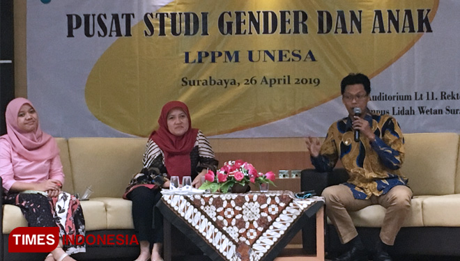 Talkshow Bahaya Kekerasan dalam Pacaran di sela launching PSGA LPPM Unesa, Jumat (26/4/2019). (FOTO: Lely Yuana/TIMES Indonesia)