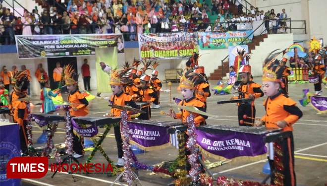 Grup drumband Gita Kemala TK Bhayangkari saat tampil di Kejuaraan Kejurkab dan Kapolres Cup 2019. (FOTO: Doni Heriyanto/TIMES Indonesia)