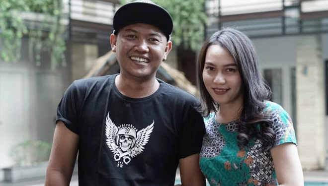 Tercipta di Malang, Putu Budi sang Vokalis ingin menampik bahwa masih ada cinta sejati yang tidak di latar belakangi faktor ekonomi.