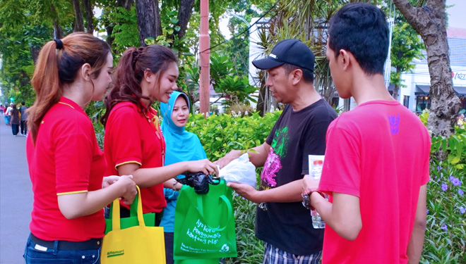 Peduli Lingkungan, Pasukan Merah Alfamart Grebek Tas Kresek di CFD