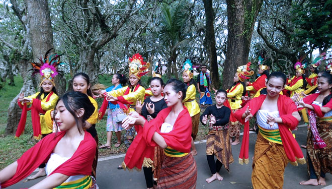 Atraksi seni tari kolaborasi Kampung Budaya Poliwijen dan Universitas Negeri Malang (FOTO: Istimewa)