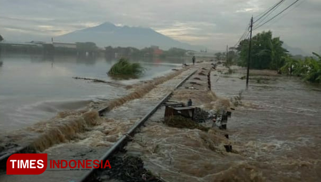 Jalur Kereta di Pasuruan Terendam Banjir, Beberapa Kereta 