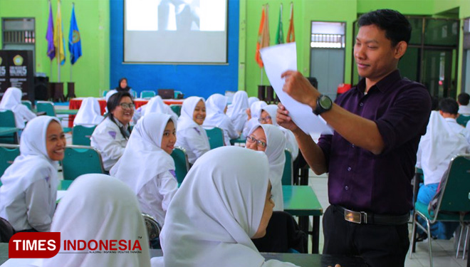 Salah seorang dosen STIKI Malang ketika memberikan pembekalan khusus kepada siswa SMKN 5 Malang. (FOTO: AJP/TIMES Indonesia)
