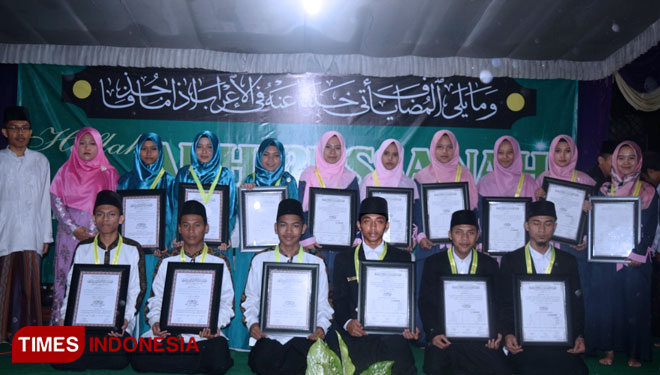 Pengasuh Ponpes Miftahus Sa'adah Jombang, Ust Zainal Ma'arif, SE, SPd, MPdi (paling kiri) saat mendampingi wisudawan pada acara Haflah Akhirussanah di Jombang, Minggu, (28/4/2019) (Foto: Suharto For TIMES Indonesia)
