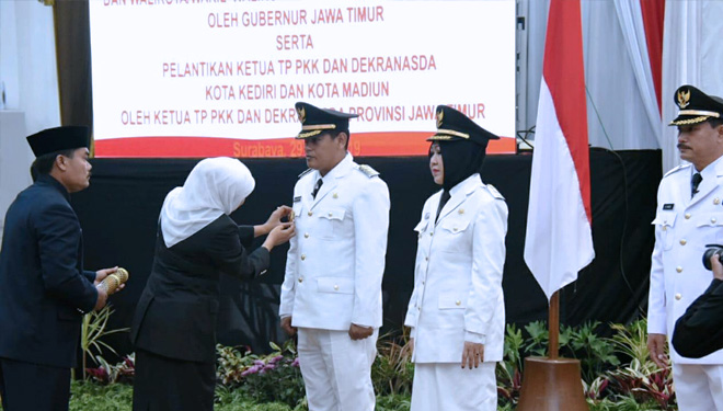 Saat prosesi pelantikan Wali Kota Kediri dan Wakil Wali Kota Kediri oleh Gubernur Jatim, Khofifah Indar Parawansa, di gedung Grahadi Surabaya, Senin (29/4/2019). (FOTO: Istimewa)
