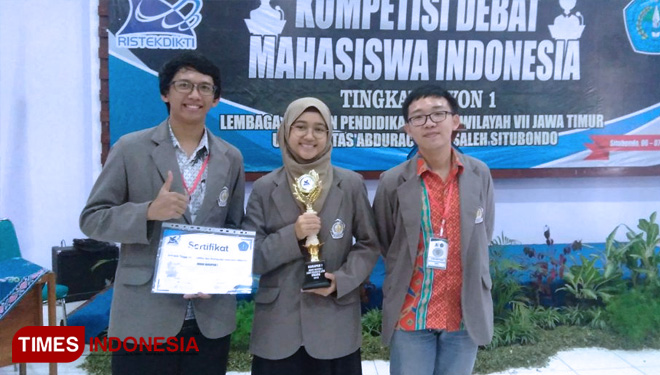 Tiga orang mahasiswa STIKI (Sekolah Tinggi Informatika dan Komputer Indonesia), Nataniel David Tektanto, Gilang Zakaria Putra, Qorie dan Insyira Fitria dengan bangga menunjukkan trophy keberhasilannya. (FOTO: AJP/TIMES Indonesia)