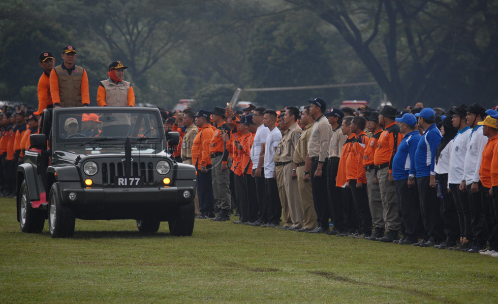 Gubernur Jatim Khofifah Indar Parawansa saat mengecek pasukan dalam apel Hari Kesiapsiagaan Bencana 2019. (FOTO: Adhitya Hendra/TIMES Indonesia)