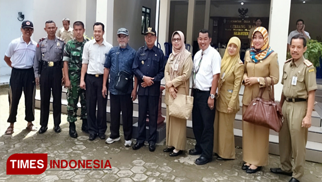 Wakil Bupati Ponorogo bersama tim, meninjau lokasi pembangunan rumah sakit di Kec Ngrayun. (Foto : Marhaban/Times Indonesia)