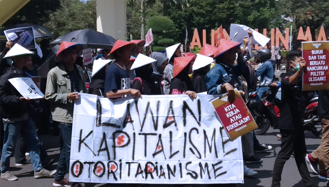 Ratusan buruh menggelar aksi di sekitar Alun-alun Kota Malang. (FOTO: Istimewa)