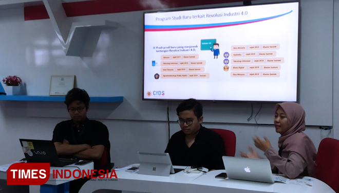 Manager Digital Intelligence Lab CfDS, Treviliana Eka Putri saat Press Conference di Ruang BC 201 Gedung BC Fakultas Ilmu Sosial dan Ilmu Politik UGM, Kamis (2/5/2019). (FOTO: Ahmad Tulung/TIMES Indonesia)