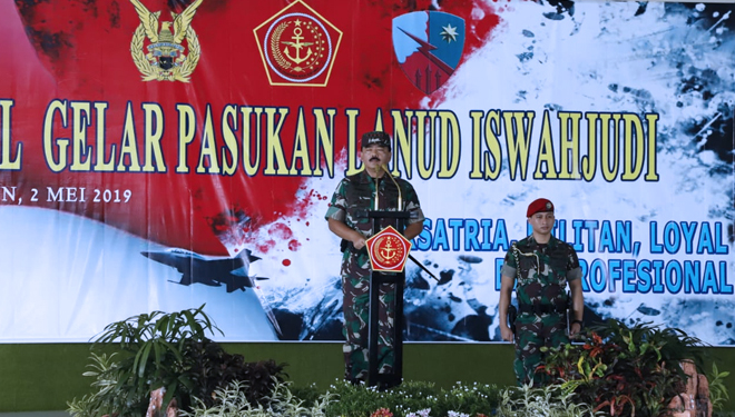 Panglima TNI Marsekal TNI Hadi Tjahjanto, S.I.P., saat memimpin Apel Gelar Pasukan Lanud Iswahyudi, bertempat di Hanggar Skadron 3 Lanud Iswahyudi, Madiun (02/05/2019). (FOTO: Istimewa)