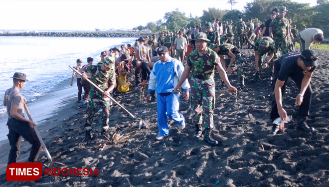 Suasana karya bhakti membersihkan Pantai Loang Balok yang dilakukan oleh jajaran Korem 162/WB dalam rangka menyambut HUT ke-62 Kodam IX/Udayana. (FOTO: Anugrah Dany/TIMES Indonesia) 